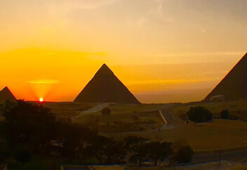 夕陽を背景にしたピラミッド